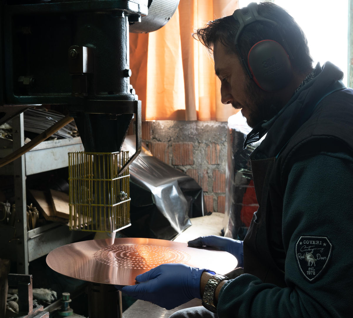 Officina Metalrame — operatori al lavoro